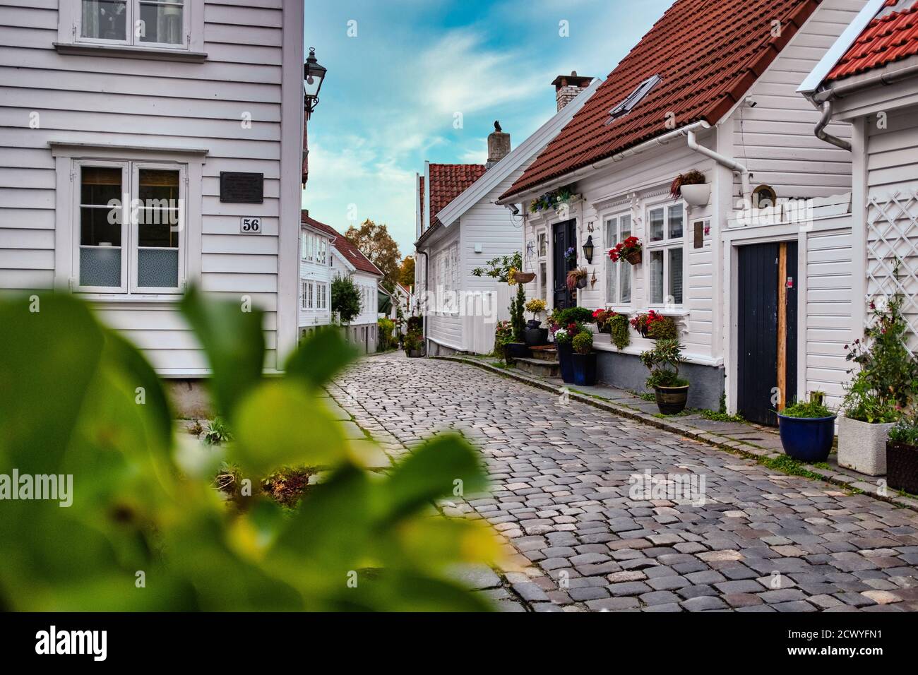 Pittoresca Gamle Stavanger città vecchia strada acciottolata con case. Punto di fuga. Foto Stock