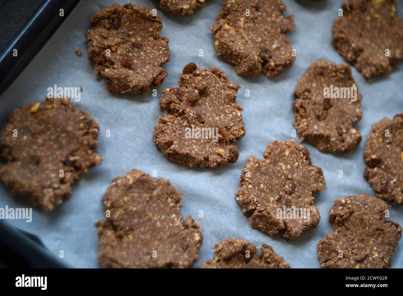 Biscotti vegani in una teglia da forno Foto Stock