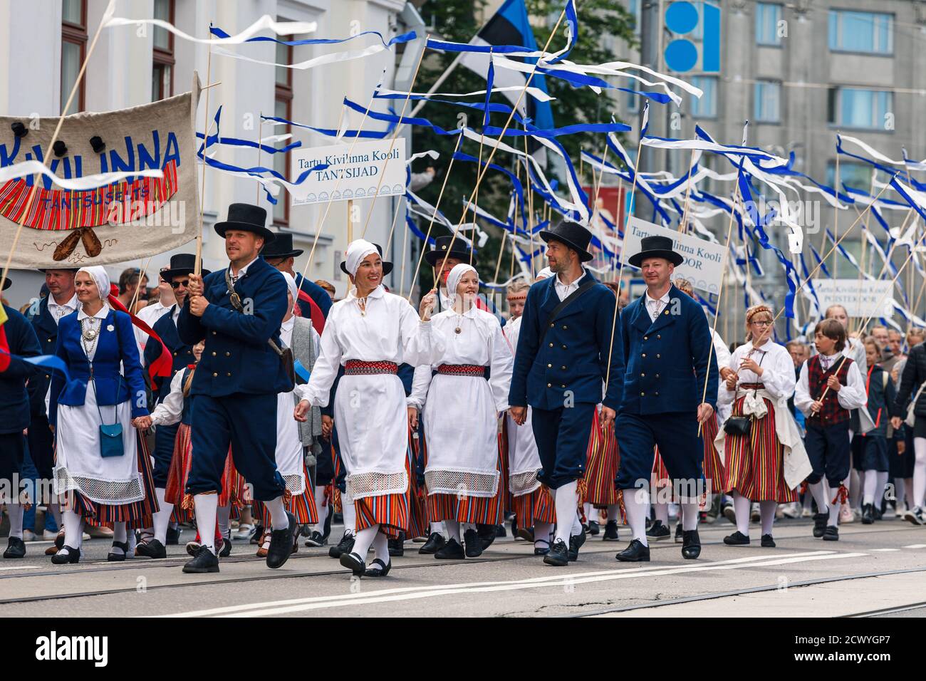 TALLINN, ESTONIA - 06 LUGLIO 2019: Sfilata del XXVII festival nazionale di canto e danza chiamato Laulupidu ja Tantsupidu a Tallinn, Estonia Foto Stock