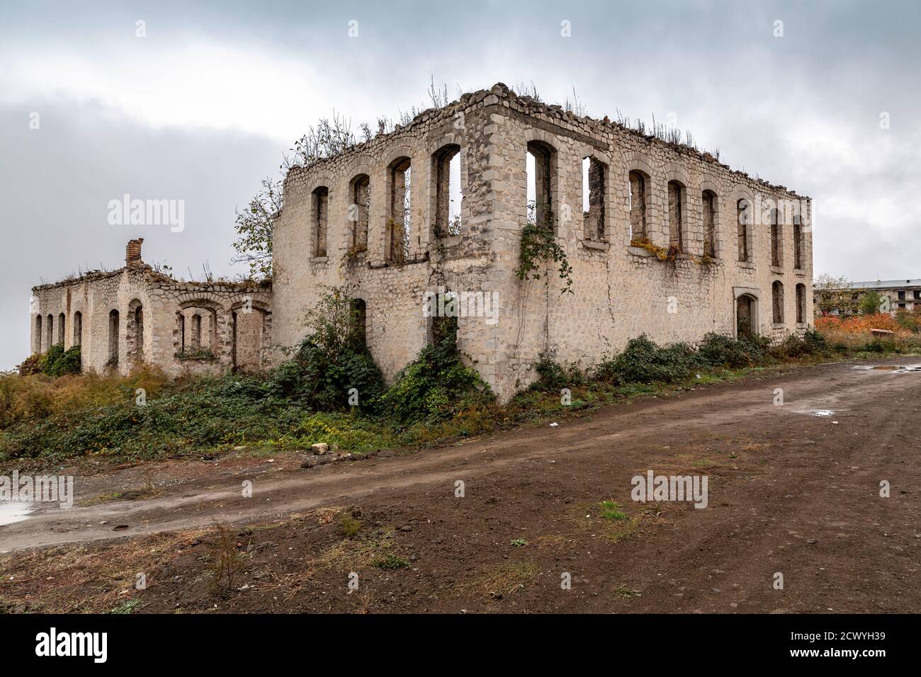 Vista della città e distruzione a Susa dagli anni della guerra. Susa, vicino villaggio di Nagorno-Karabakh capitale Stepanakert. La Repubblica del Caucaso è combattuta tra Armenia e Azerbaigian. Foto Stock