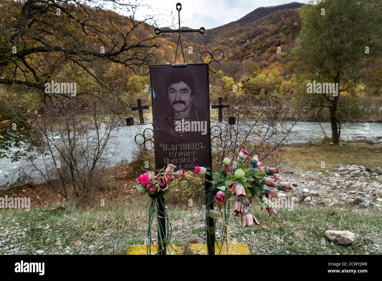 Carri armati distrutti come monumento ai soldati armeni morti negli anni della guerra sulle montagne lungo la strada montana del Nagorno-Karabakh. La Repubblica del Caucaso è combattuta tra Armenia e Azerbaigian. Foto Stock