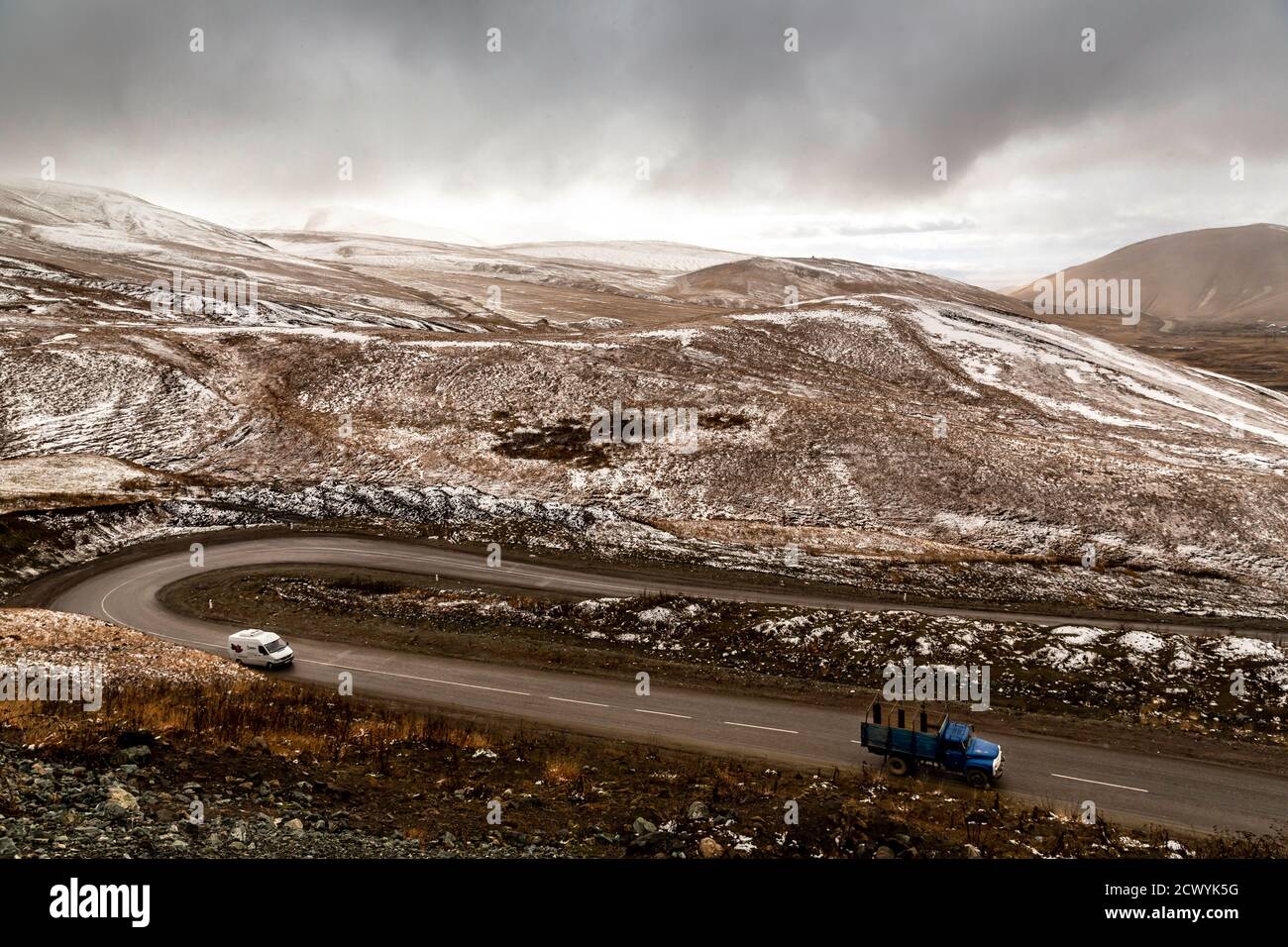 Catena montuosa Snowmountain lungo la strada di montagna fino alla capitale del Nagorno-Karabakh Stepanakert. Foto Stock