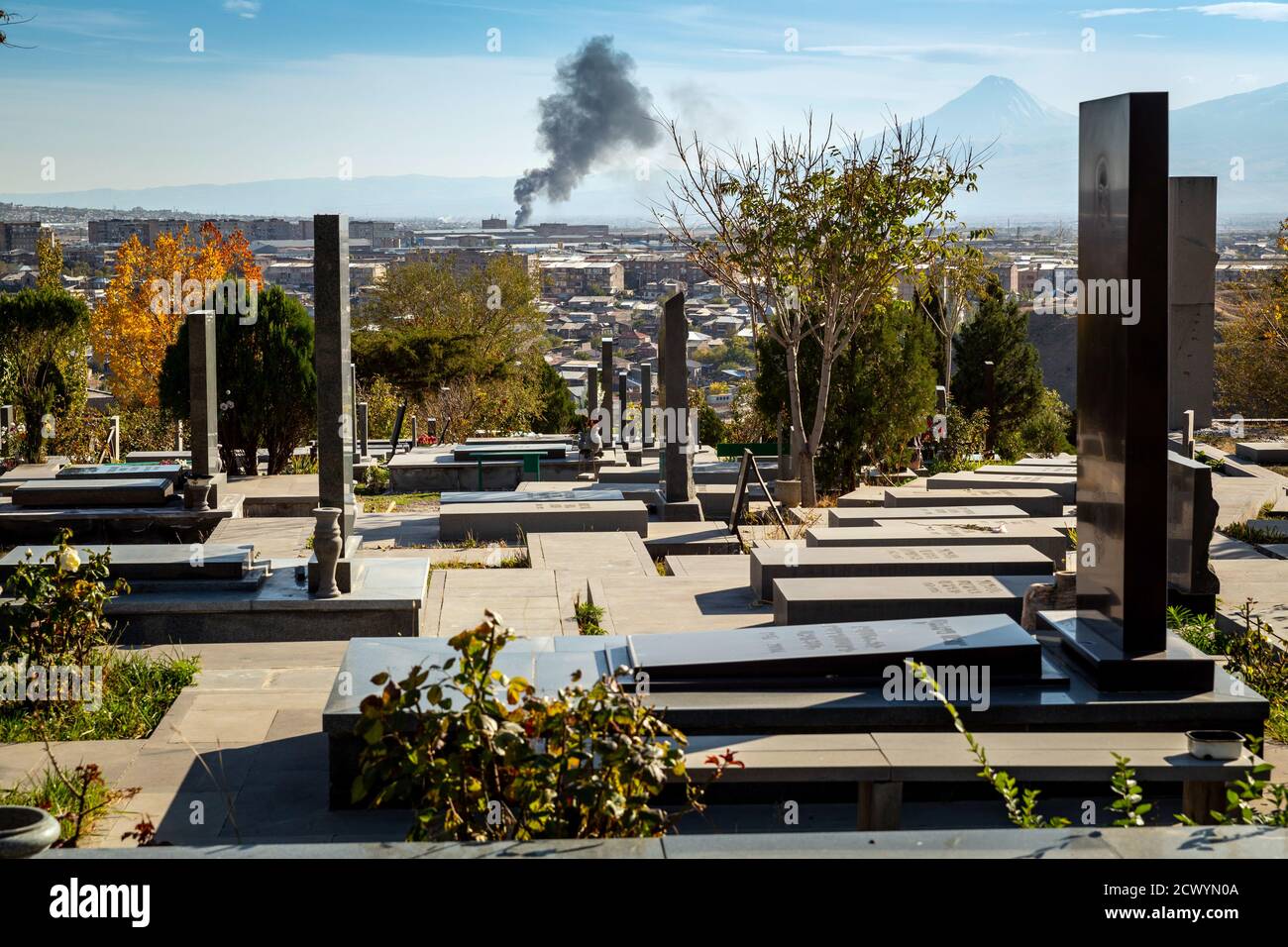 Al cimitero militare di Yerablur, nella capitale armena di Yerevan, i soldati morti sul fronte a Nagorno-Karabakh sono sepolti. La Repubblica del Caucaso è combattuta tra Armenia e Azerbaigian. Foto Stock