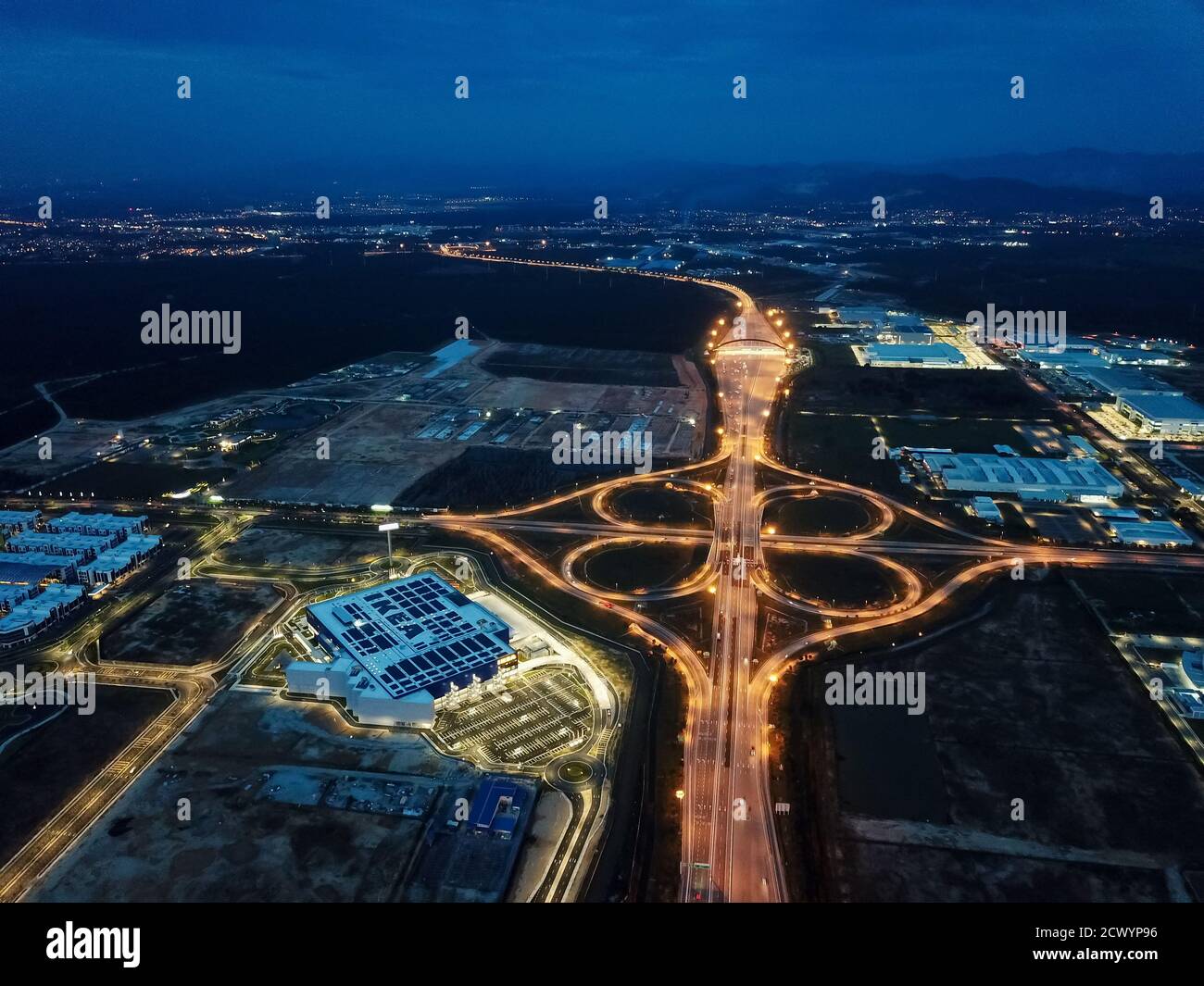 Batu Kawan, Penang/Malaysia - Apr 30 2019: Vista aerea IKEA vicino al volo di interscambio di notte. Foto Stock