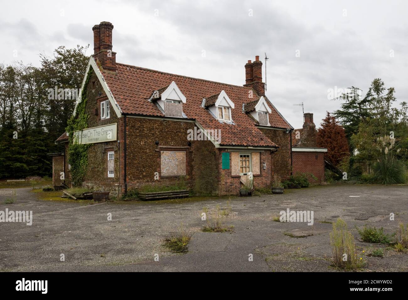 Empty & semi-derelict House sulla Green Public House a North Wootton, Norfolk. Ora l'oggetto di un'applicazione di pianificazione per uno sviluppo di alloggi. Foto Stock