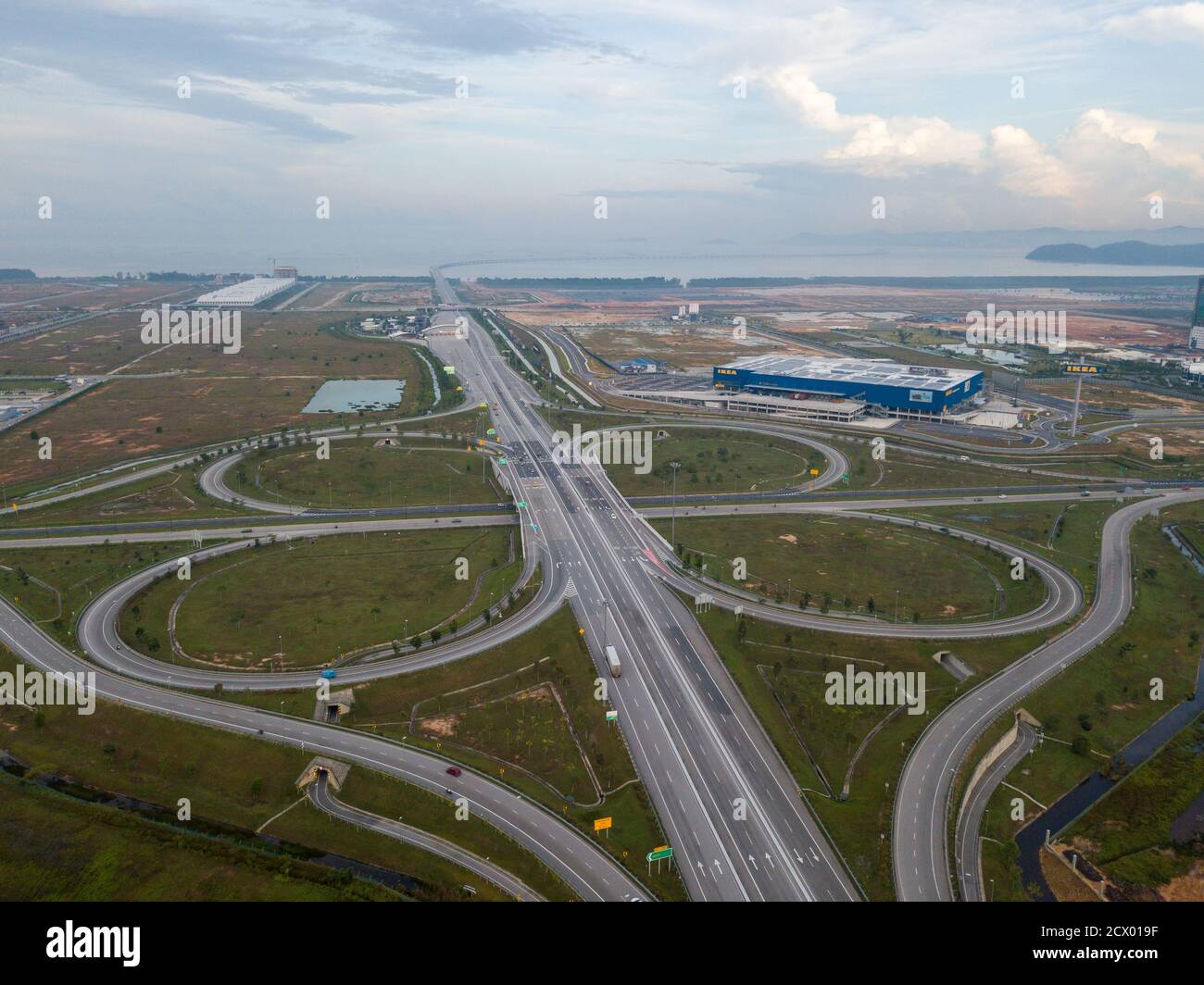 Batu Kawan, Penang/Malaysia - Agosto 27 2019: Interscambio a foglia di chiodo a Batu Kawan. Edificio IKEA come sfondo. Foto Stock