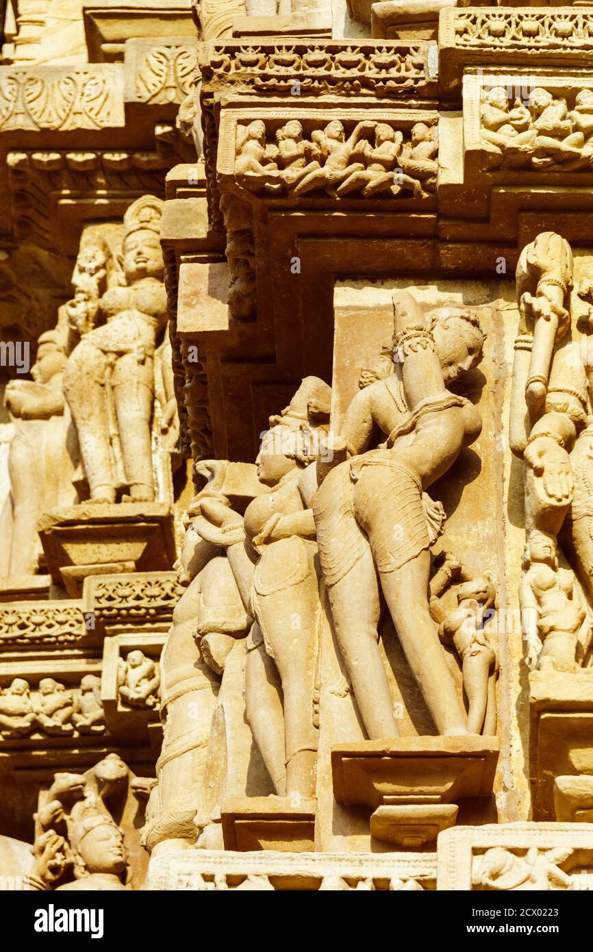 Khajuraho, Madhya Pradesh, India : sculture in rilievo Surasundari (bellezza celeste) nel X secolo Tempio di Lakshmana del gruppo occidentale di Foto Stock