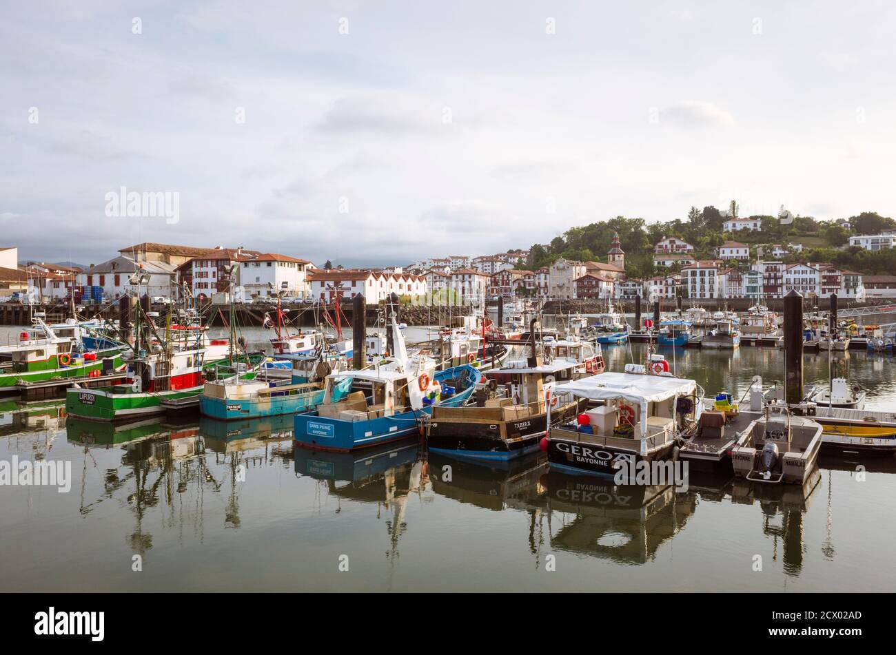 Saint Jean de Luz, Paesi Baschi francesi, Francia - Luglio 13th, 2019 : Porto di pesca visto dal Quai de l'Infante. Foto Stock