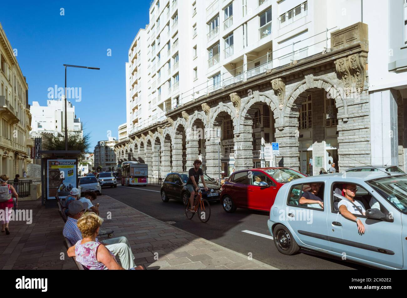 Biarritz, Paesi Baschi francesi, Francia - 19 luglio 2019 : la gente siede e guida nel centro città di Biarritz. Foto Stock