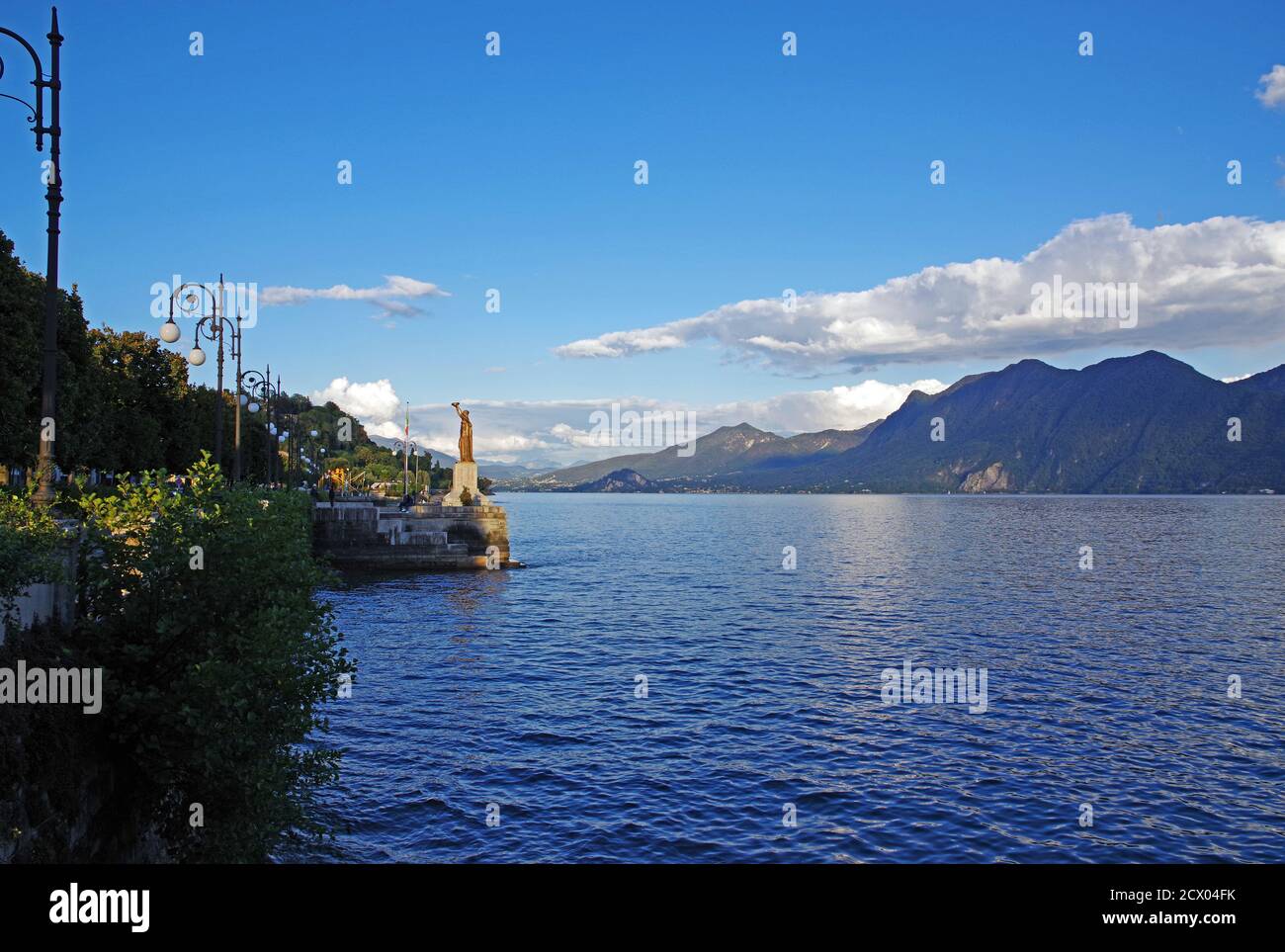Verbania-Intra, Piemonte, Italia. Città sulle rive del Lago maggiore. Il lungomare Foto Stock