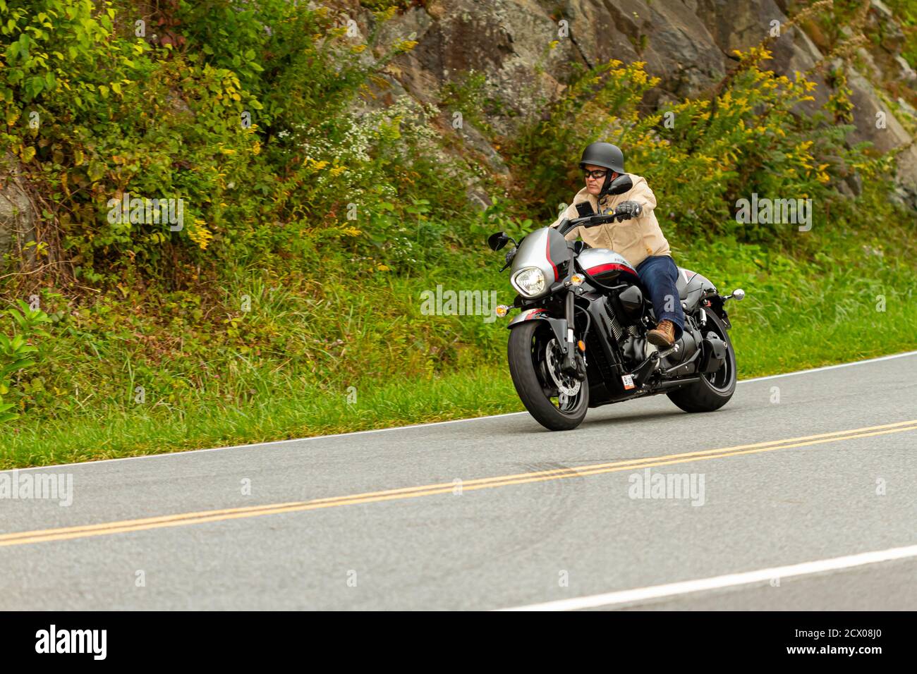 Shenandoah Valley, VA, USA 09/27/2020: Un uomo sta guidando la sua moto di Suzuki Boulevard M109R attraverso la strada panoramica di montagna (Skyline Drive) che taglia Foto Stock