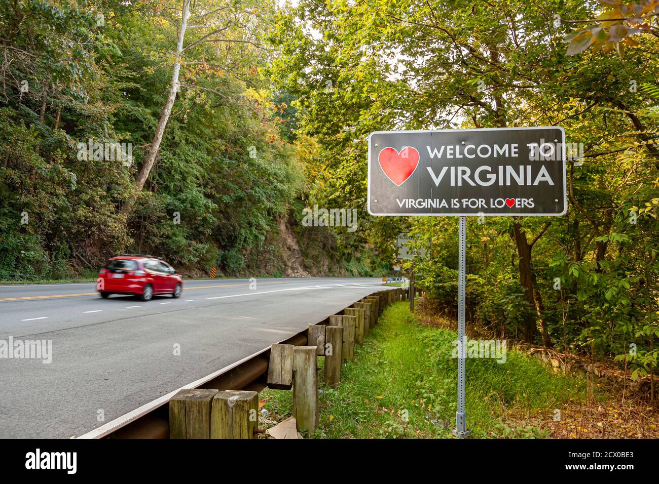 Benvenuto al cartello Virginia situato al confine con lo stato del Maryland, Virginia, a Purcellville, Virginia. Il segno nero ha una forma a cuore rosso e 'Virginia Foto Stock