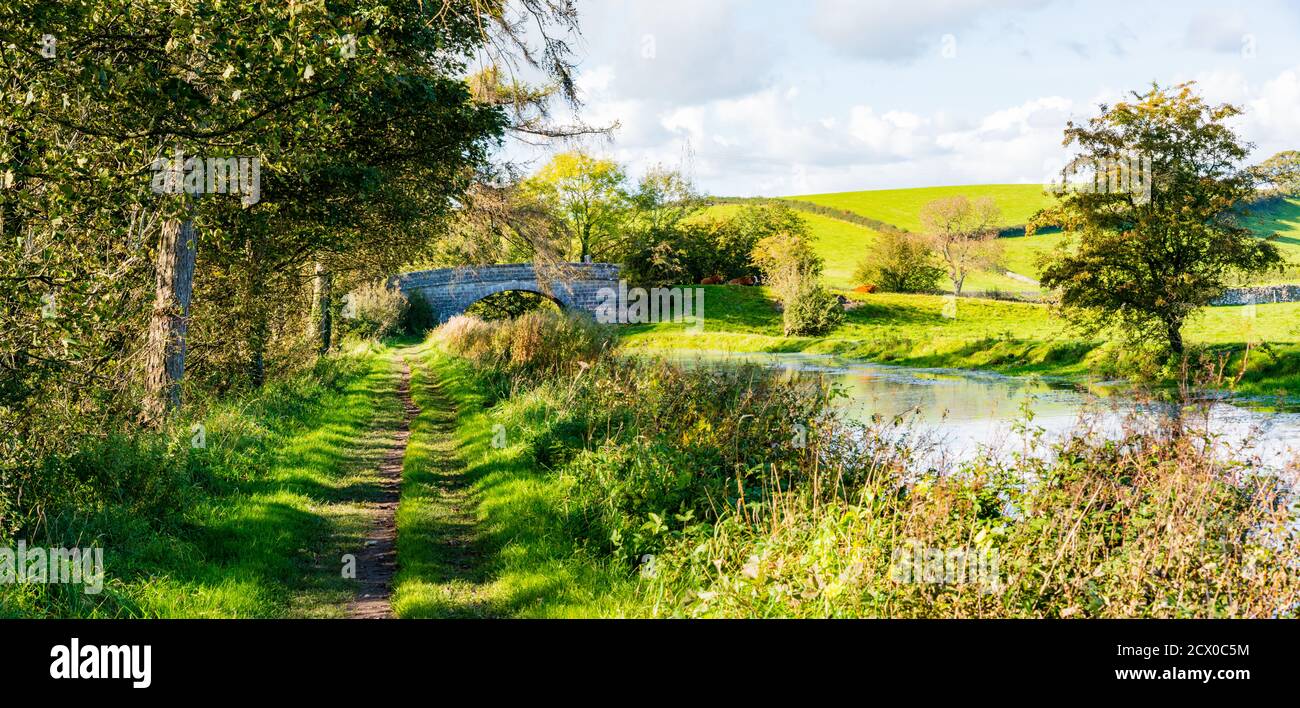 Vista di un paesaggio rurale inglese sulla British Waterway Foto Stock