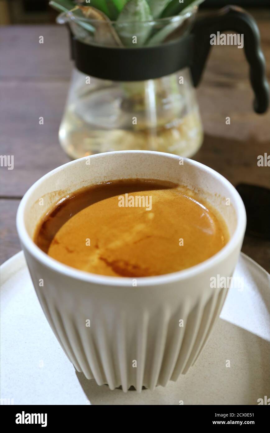 Preparare la schiuma di caffè di un caffè caldo appena preparato con messa a fuoco selettiva Foto Stock