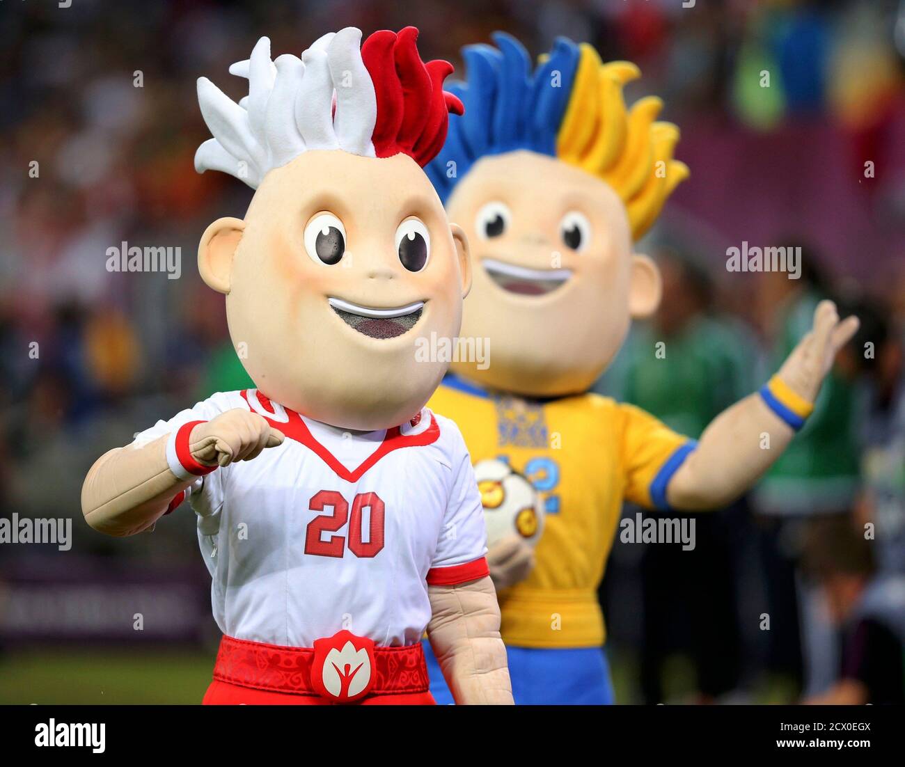 Le mascotte Euro 2012 Slavek (L) e Slavko sono viste prima dell'inizio  della partita di calcio del Gruppo B Euro 2012 tra Germania e Portogallo  allo stadio New Lviv di Lviv, il