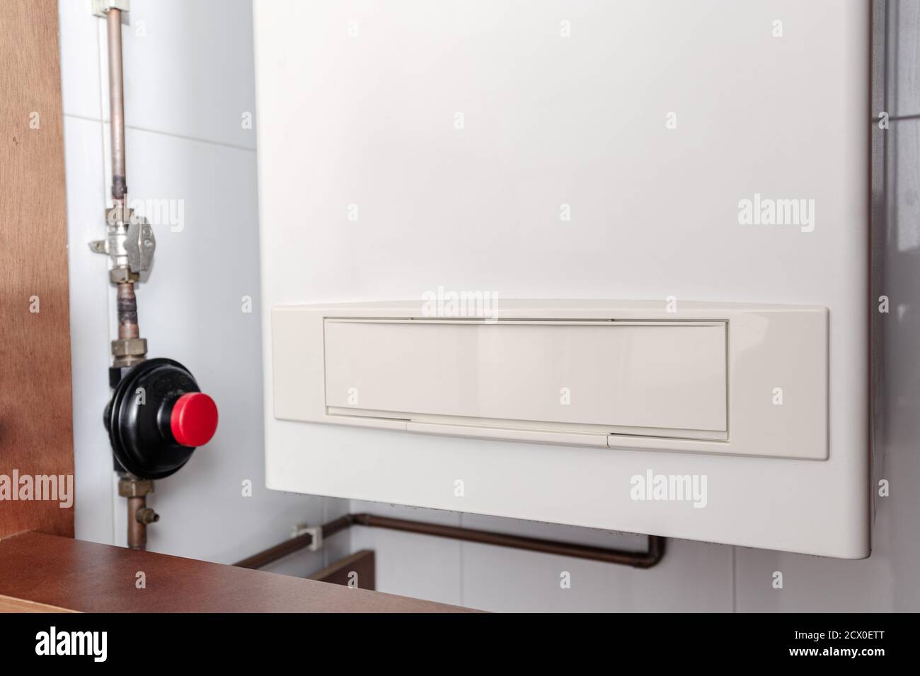 Scaldabagno a gas o caldaia a gas in una casa al chiuso Foto Stock