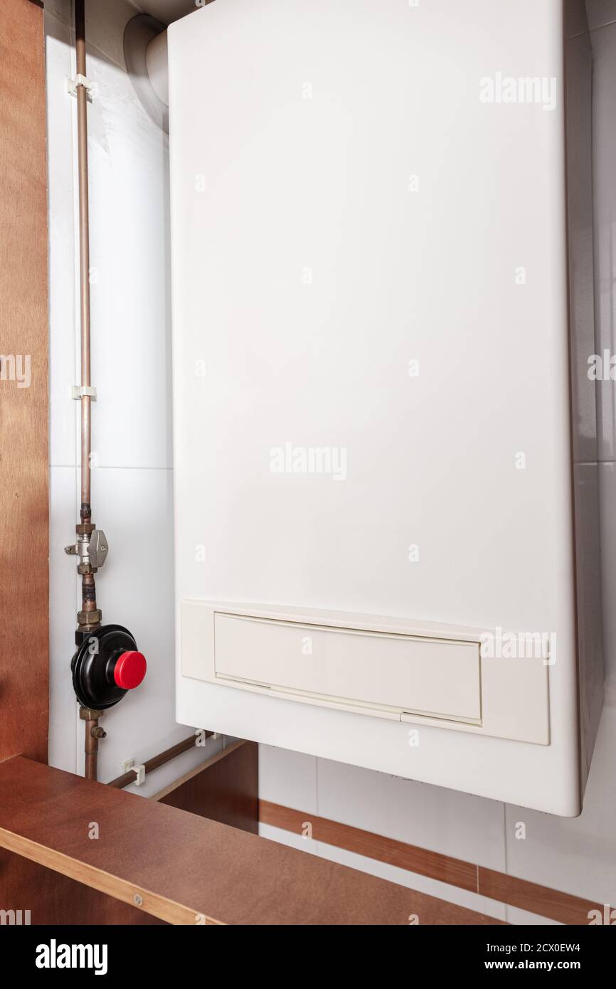 Scaldabagno a gas o caldaia a gas in una casa al chiuso Foto Stock