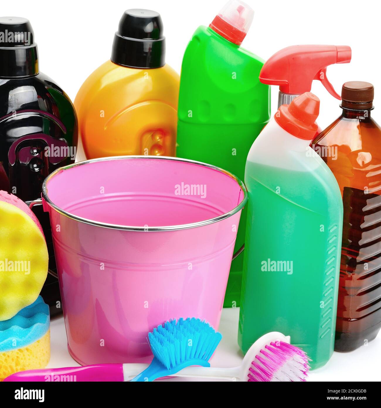 Stracci ritorti per la pulizia di pavimenti e bottiglie di plastica per  prodotti chimici liquidi, gel, detergente su tavolo bianco, fondo giallo  Foto stock - Alamy