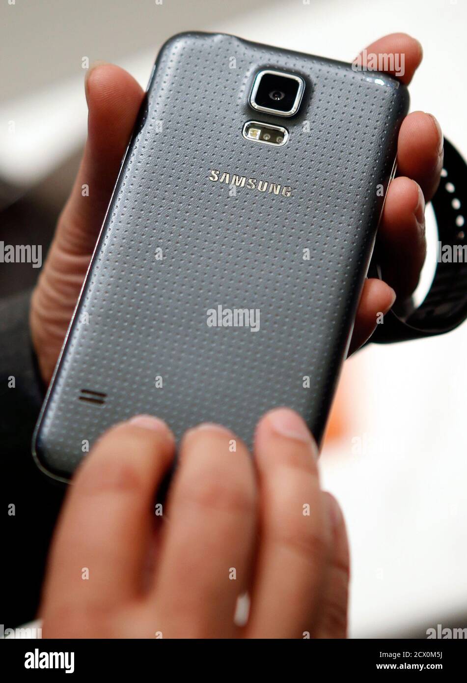 Un nuovo smartphone Samsung Galaxy S5 viene presentato al Mobile World  Congress di Barcellona il 23 febbraio 2014. Samsung Electronics ha  presentato un nuovo orologio intelligente e una fascia fitness insieme  all'ultima