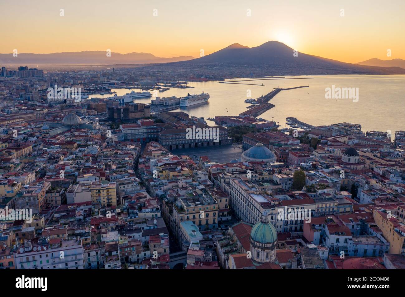 Panorama mozzafiato all'alba su Napoli: Via gennaro serra, piazza Plebiscito, Palazzo reale, Castel maschio Angioino, San Francesco da Paola Foto Stock