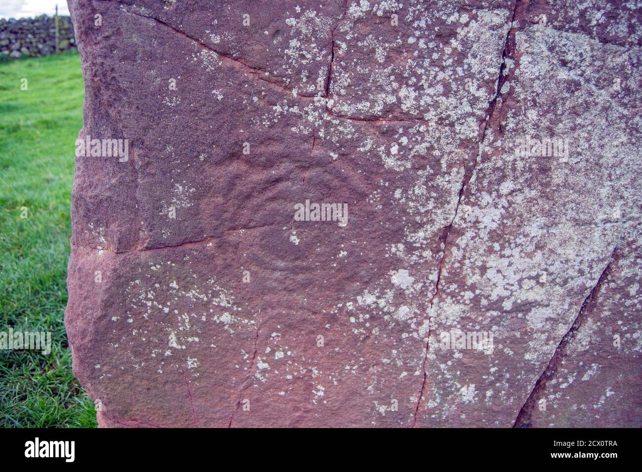 Carving a spirale in pietra lunga Meg in piedi, Little Salkeld, Cumbria UK Foto Stock