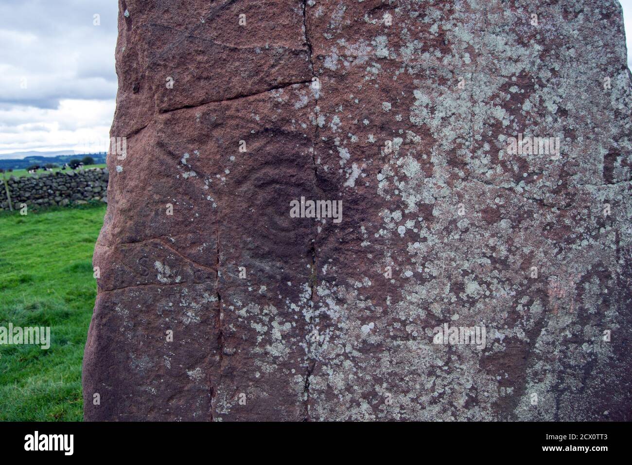 Carving a spirale in pietra lunga Meg in piedi, Little Salkeld, Cumbria UK Foto Stock