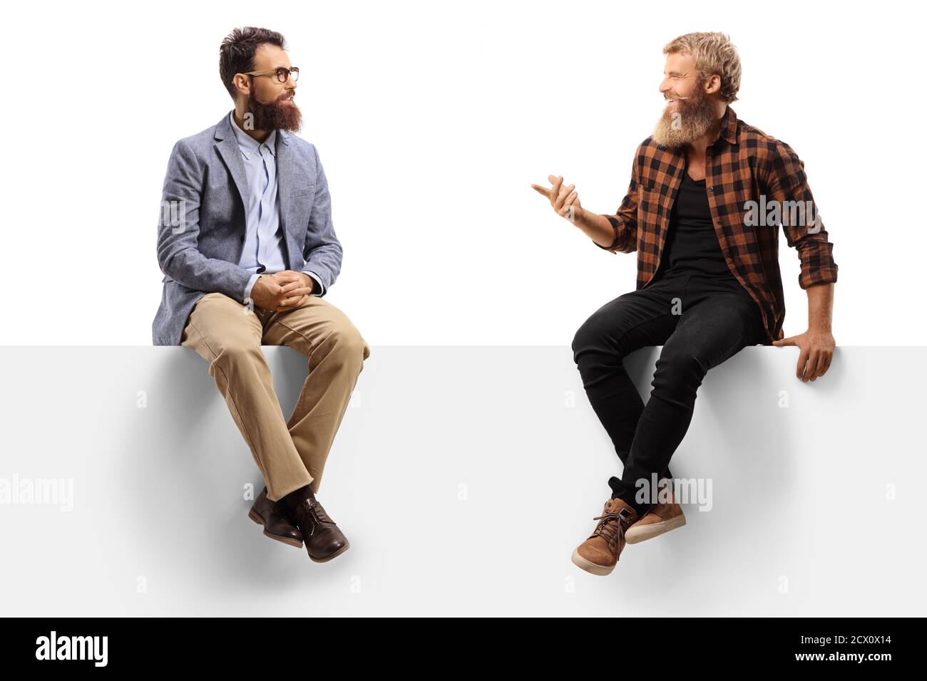 Due uomini bearded seduti su un pannello bianco e. parlare isolato su sfondo bianco Foto Stock