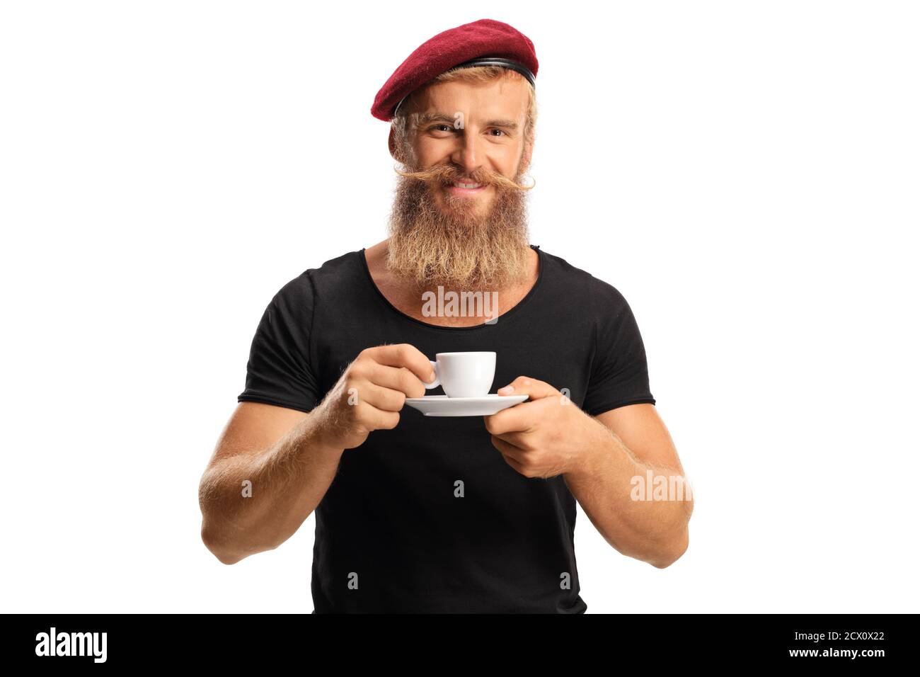 Ragazzo bearded con baffi che indossa un berretto rosso e. caffè espresso da bere isolato su sfondo grigio Foto Stock