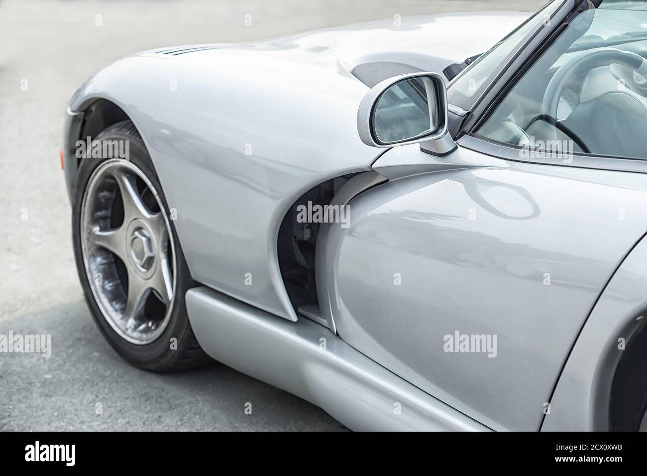 moderna auto sportiva argentata su strada Foto Stock