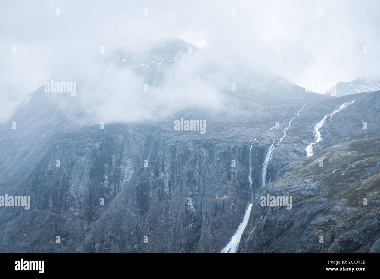 Cima della montagna in Norvegia con copertura nuvolosa e cascata Stigfossen. Foto Stock