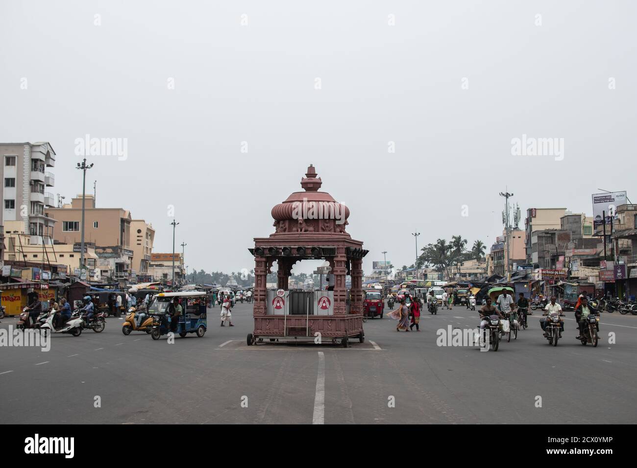 Puri, India - 3 febbraio 2020: Strada affollata con persone non identificate nel traffico vicino al tempio Jagannath il 3 febbraio 2020 a Puri, India Foto Stock