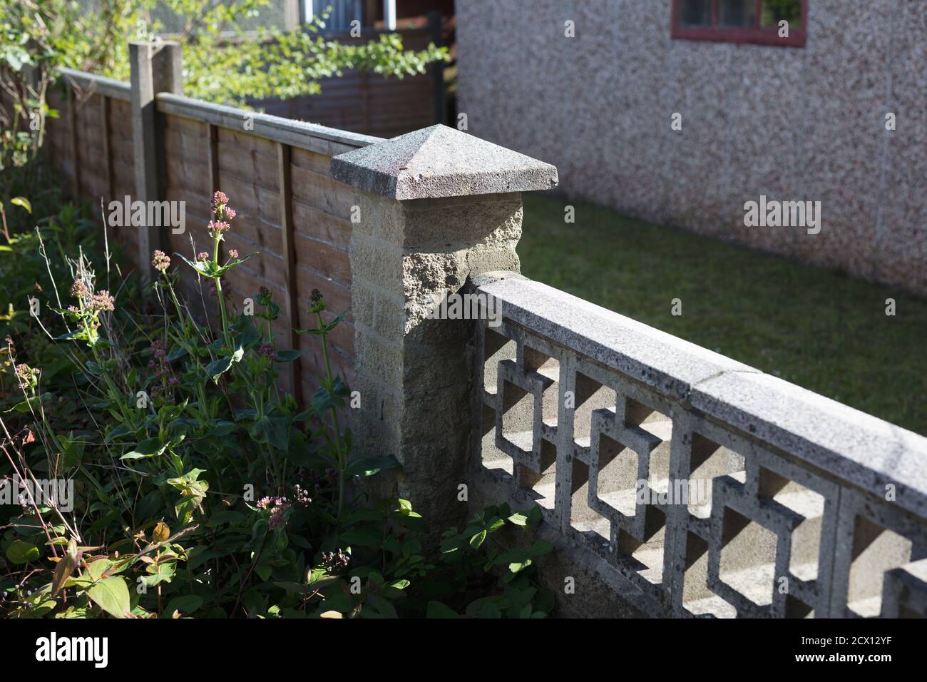 Muro di giardino e recinzione. Foto Stock
