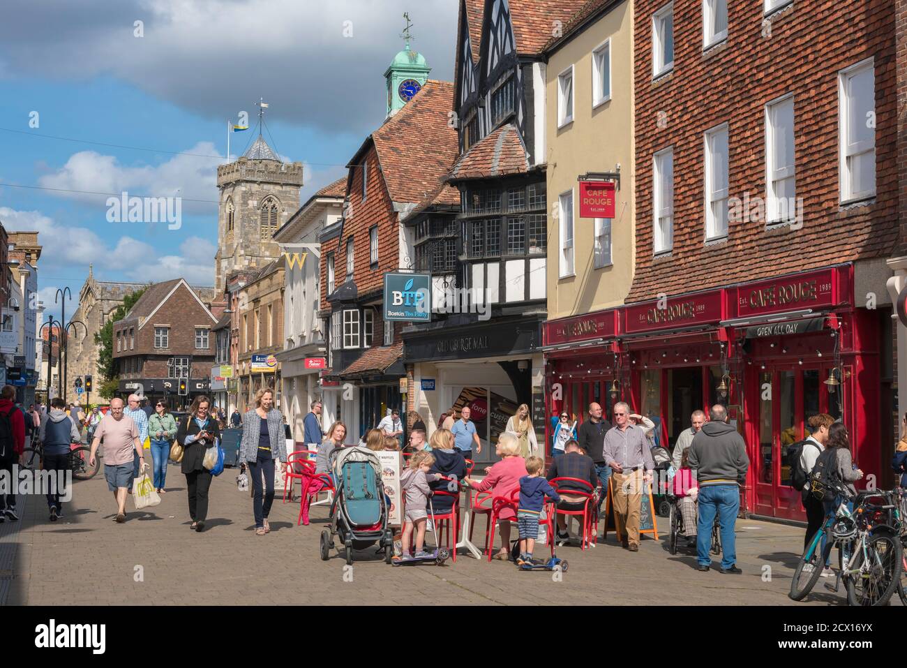 Salisbury centro città, vista in estate di persone a piedi in High Street - la principale strada dello shopping a Salisbury, Wiltshire, Inghilterra, Regno Unito Foto Stock