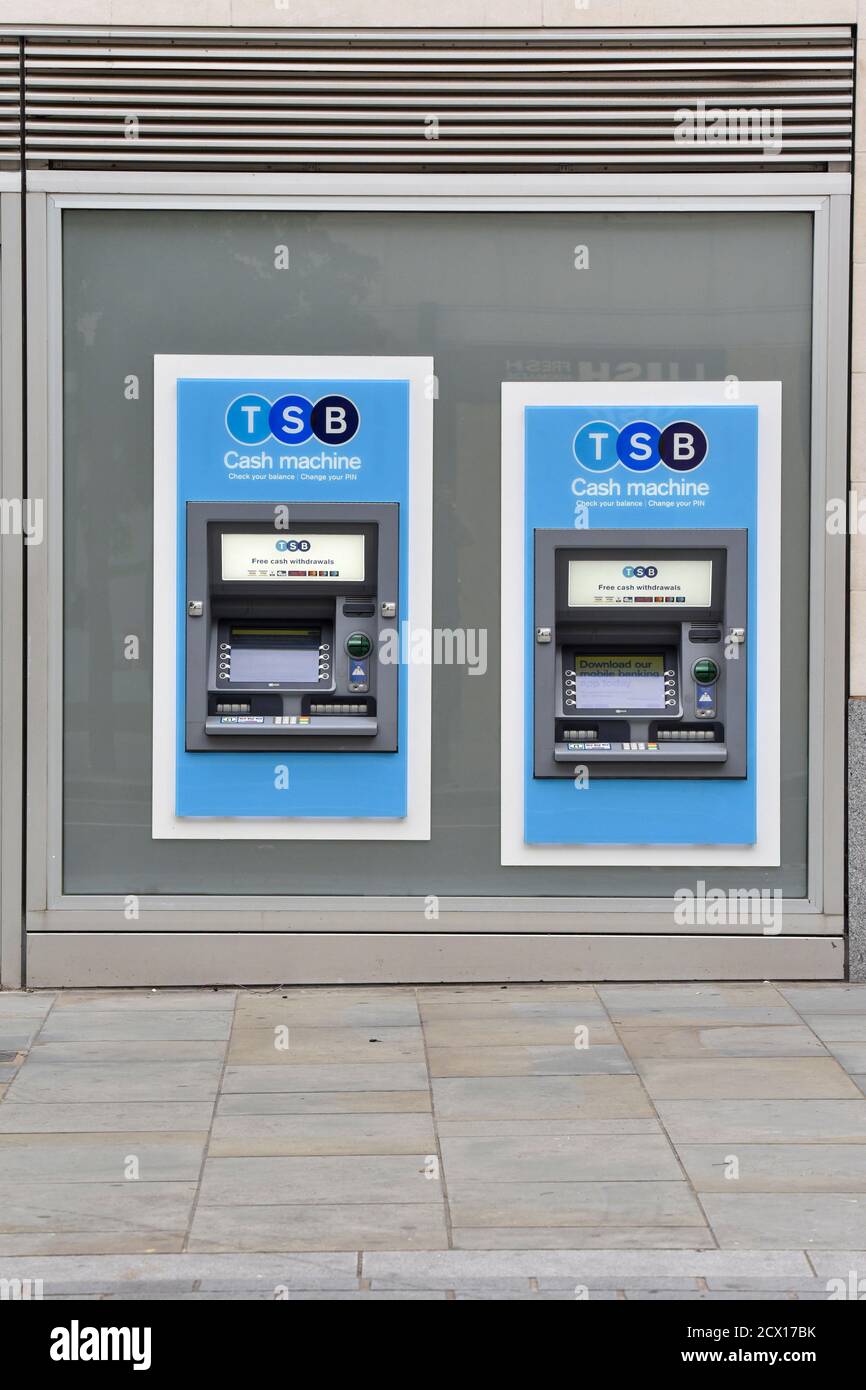 Londra, Regno Unito. 31 Agosto 2020. I punti di cassa delle banche TSB visti in una delle loro filiali a Londra.TSB sono per chiudere 164 filiali e tagliare 969 posti di lavoro ss la pandemia di COVID-19 ha accelerato il passaggio dal over-the-counter al digital banking. Credit: SOPA Images Limited/Alamy Live News Foto Stock