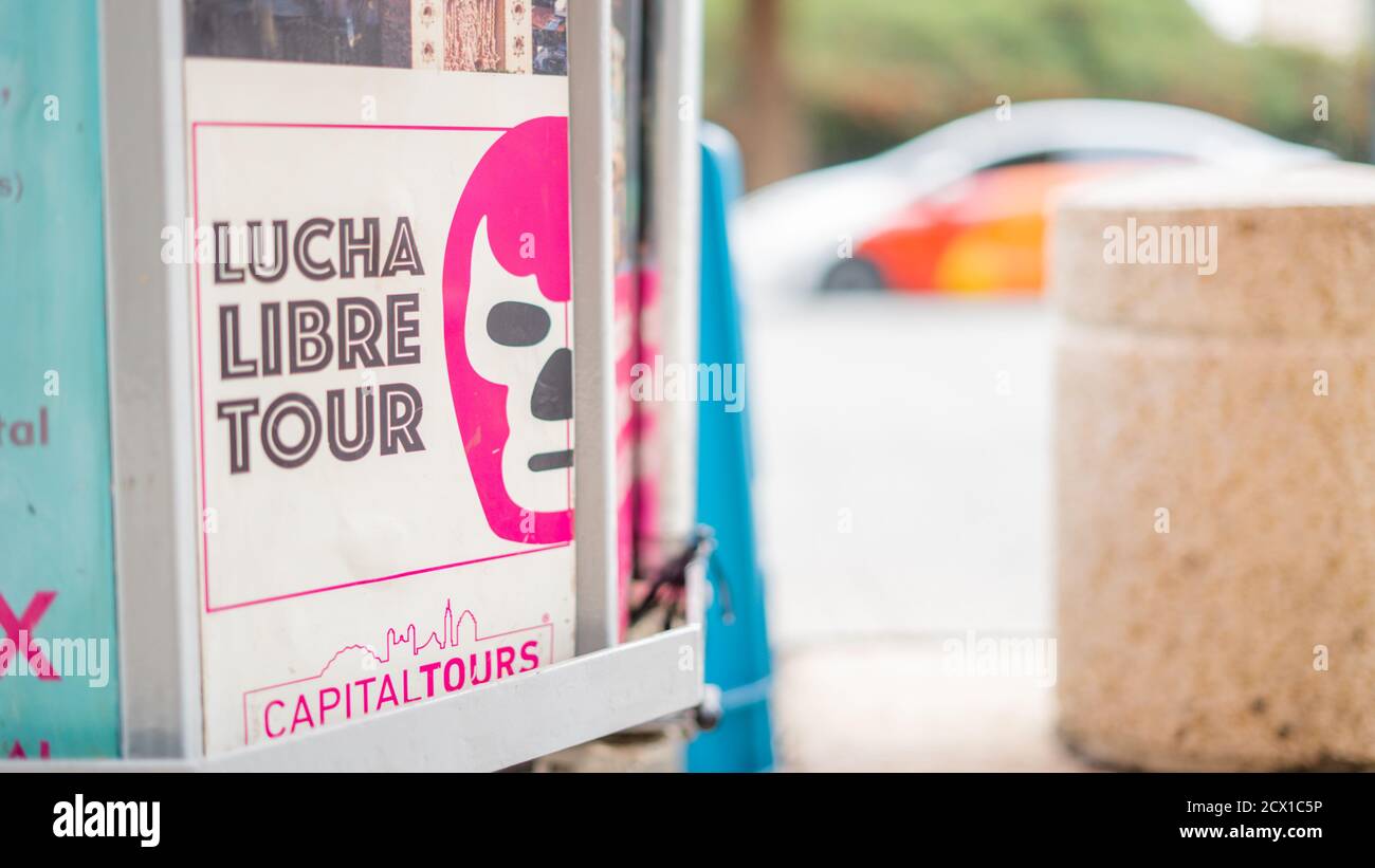 Lucha Libre Tour by Capital Tours Pubblicità su un messicano Cabina telefonica Foto Stock