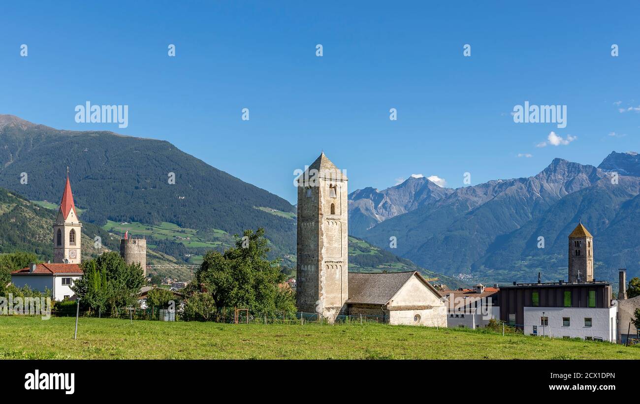 Bella vista panoramica del centro storico di Malles Venosta, contro le Alpi, Alto Adige, Italia Foto Stock