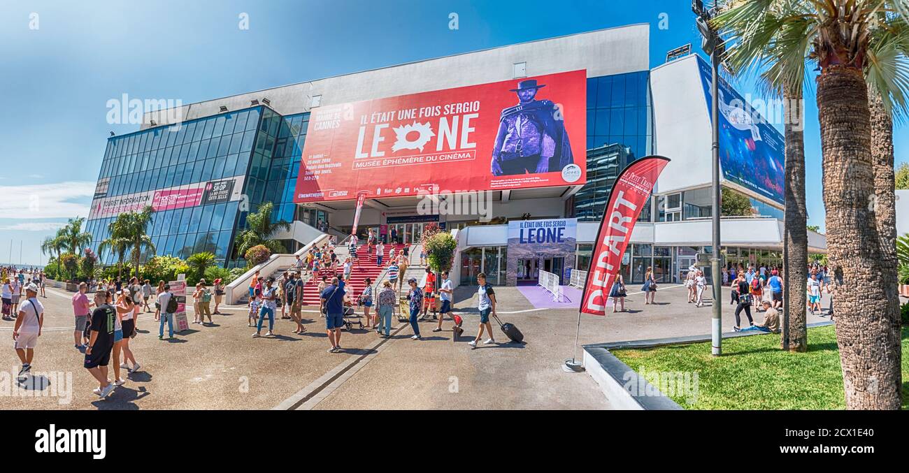 CANNES, FRANCIA - 15 AGOSTO: Palais des Festivals et des Congres, Cannes, Francia, il 15 agosto 2019. Si trova in cima a blvd. De la Croisette Foto Stock