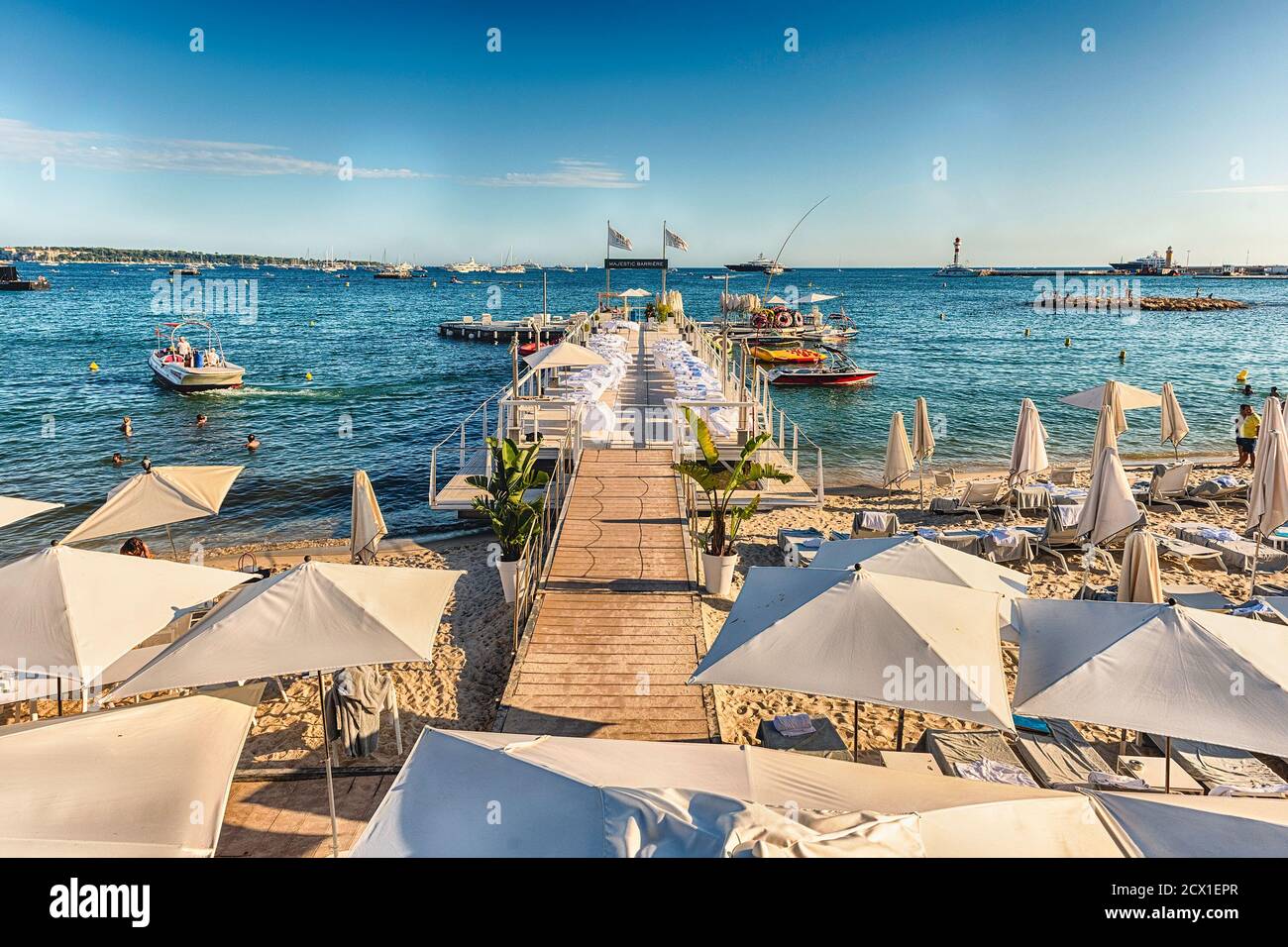 CANNES, FRANCIA - AGOSTO 15: Messa a punto dei tavoli e delle sbarre sulla spiaggia del Majestic Barrière hotel a Cannes, Costa Azzurra, Francia, come visto su A. Foto Stock