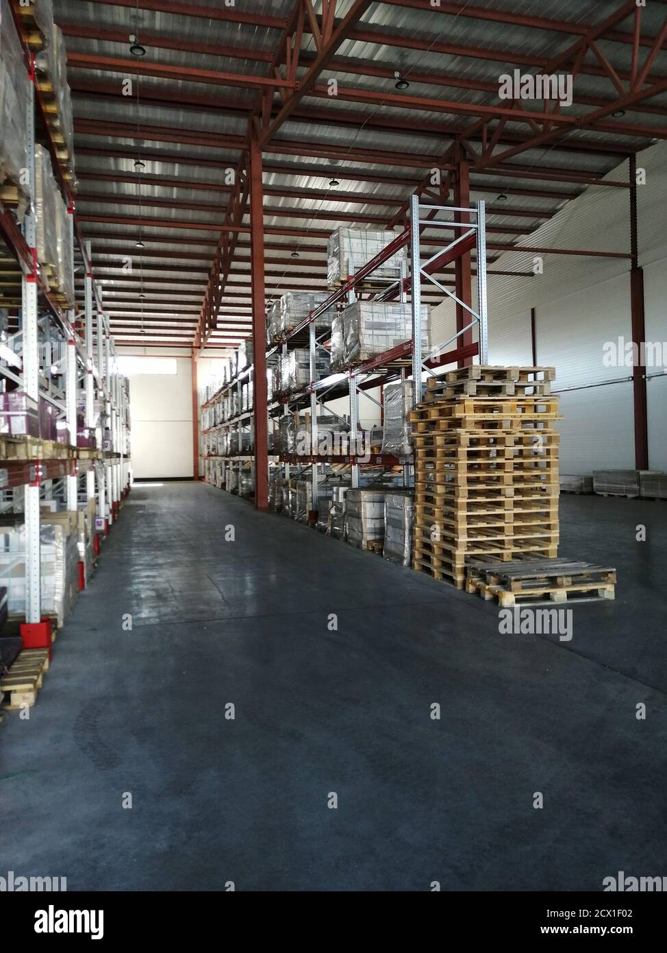 Scaffalatura con scatole in magazzino di distribuzione, grande magazzino industriale con scaffalature alte. Foto Stock