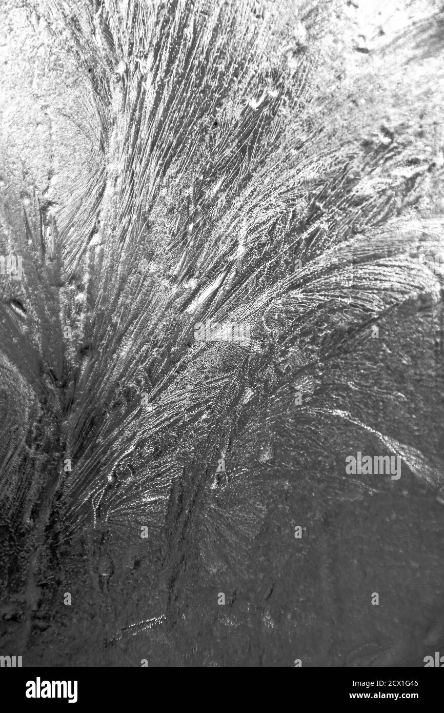 Sfondo verticale a trama di ghiaccio. Finestra ghiacciata in una notte invernale. Foto Stock