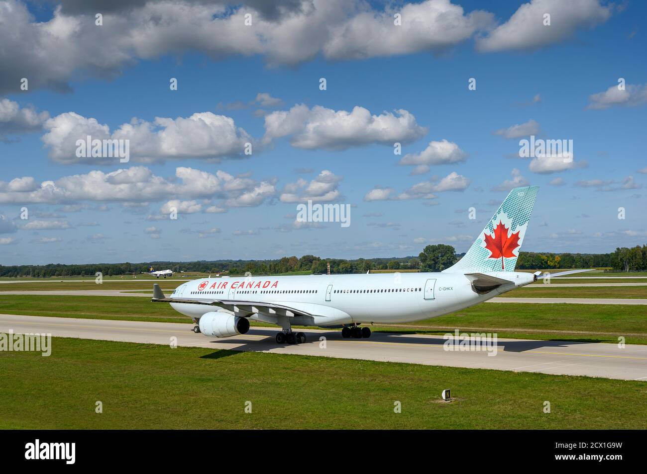 Monaco, Germania - Settembre 19. 2019 : Air Canada Airbus A330-343 con la registrazione dell'aeromobile C-GHKX sta tassando per il decollo sulla pista settentrionale Foto Stock