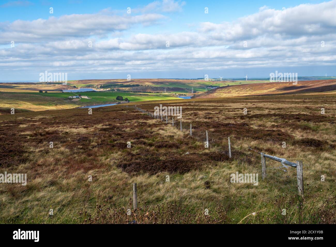 Vista dalla A628 Woodhead Pass Road attraverso le brughiere per Dunud Bridge e Winscar Reservoir, South Yorkshire, Regno Unito Foto Stock