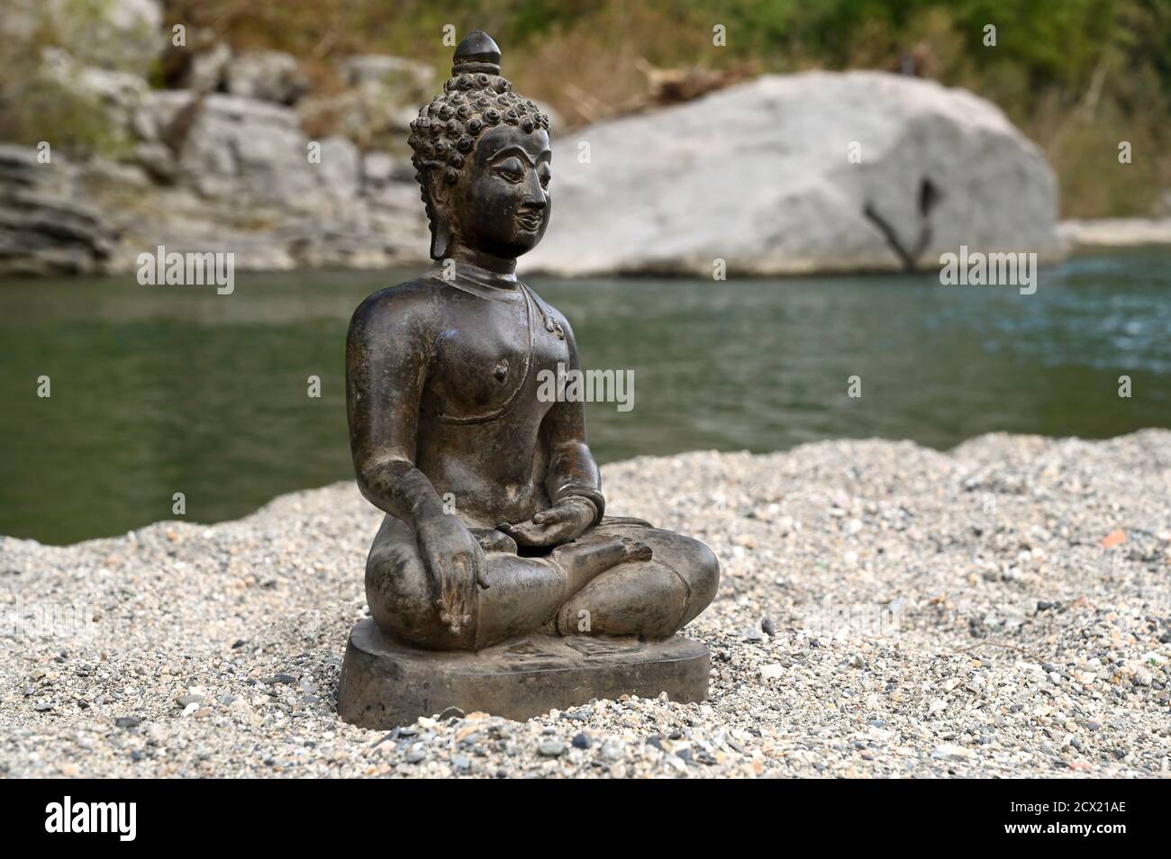 Il Buddha è seduto nella sabbia. Serenità della palce Foto Stock