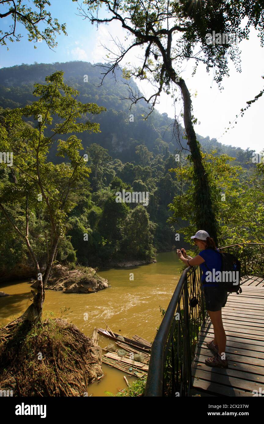 Turista europeo al punto di vista alla cascata di Dau Dang, Ba Be National Park, Vietnam del Nord-est. MODELLO RILASCIATO Foto Stock