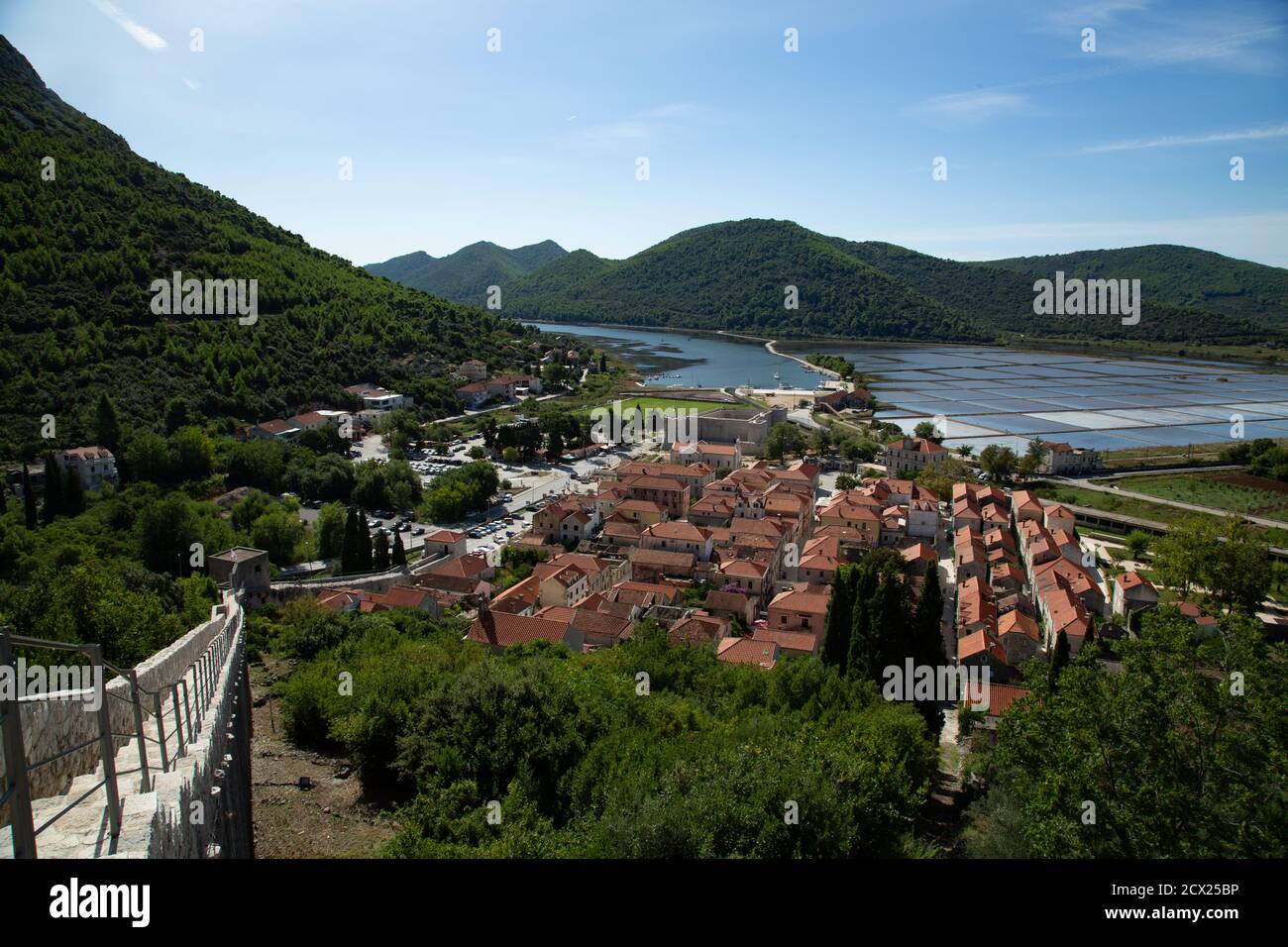 Città vista dal muro con il mare e il pesce aziende agricole in background Foto Stock