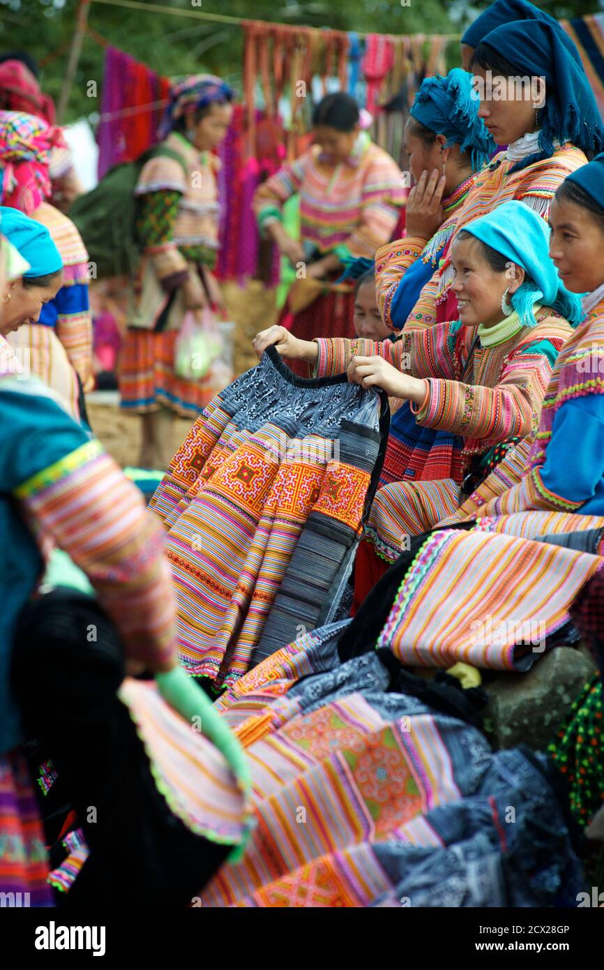 Fiore donne Hmong shopping presso può cau mercato, vicino a Bac Ha. Lao Cai provincia, nel Vietnam del Nord Foto Stock