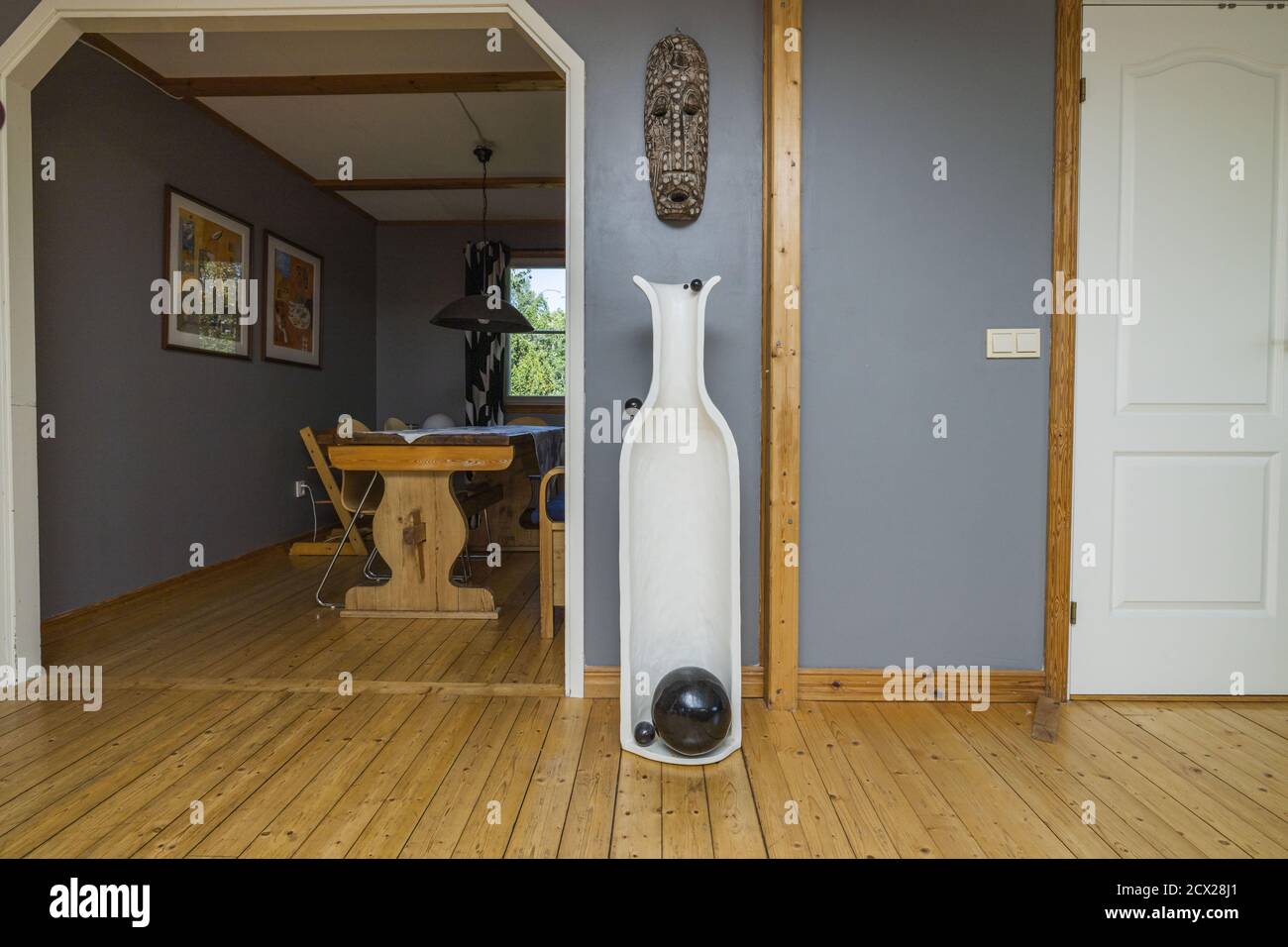 Primo piano vista della parete grigia decorata culturale. Maschera da parete africana. Concetto interno. Foto Stock