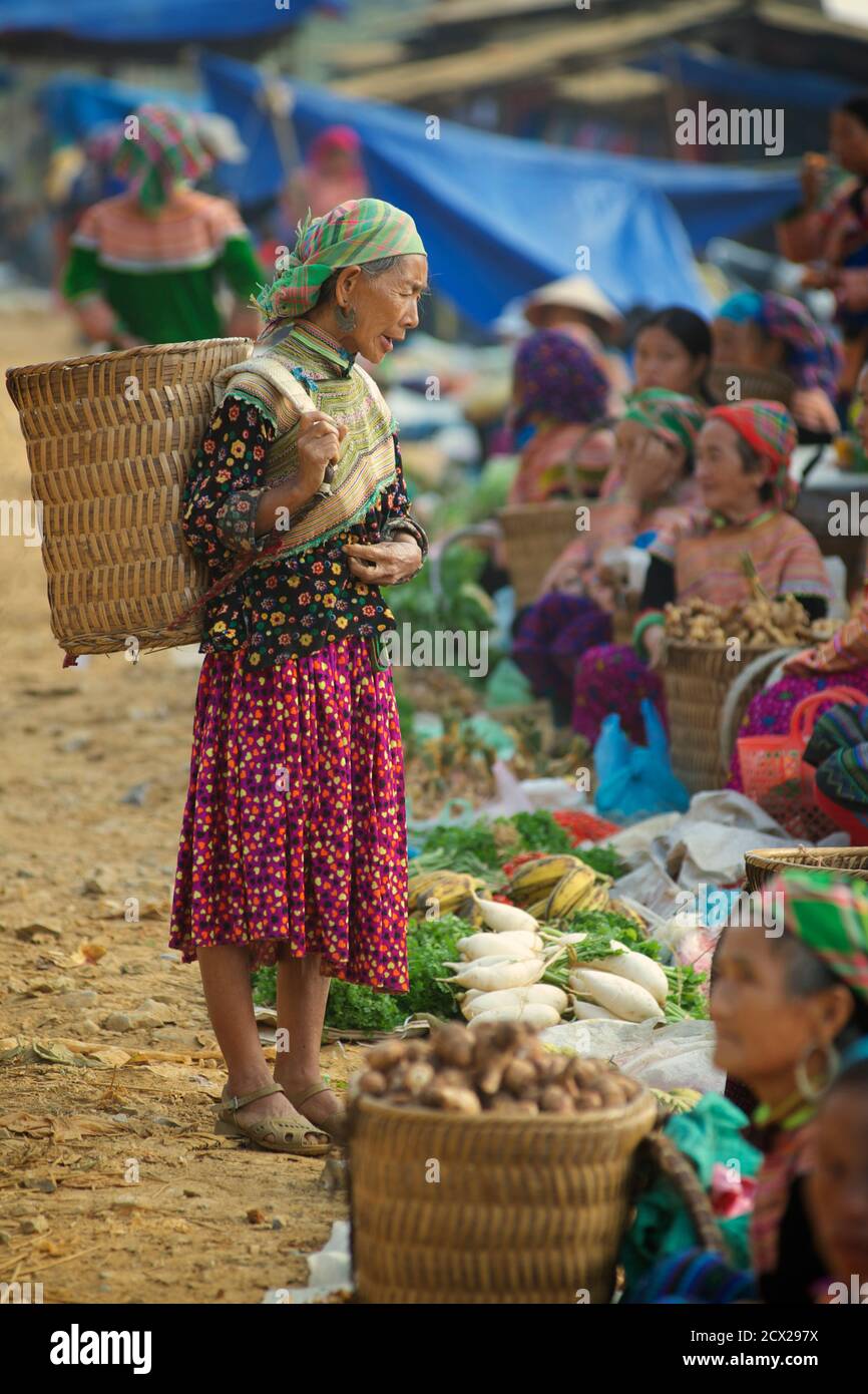 Mercato delle tribù delle colline a Can Cau, vicino a Bac ha, Lao Cai Provice, Vietnam Foto Stock