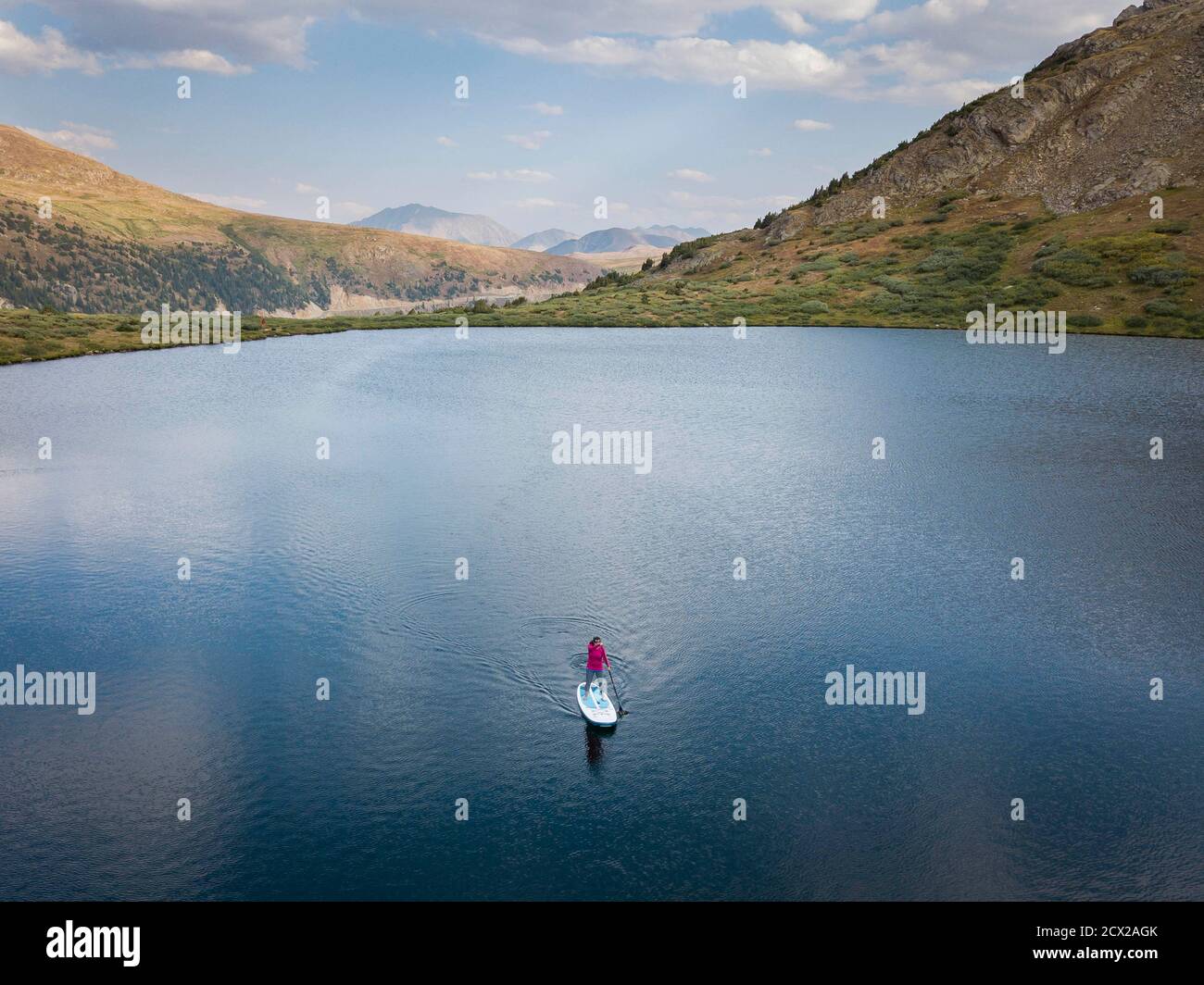 Vista aerea del paddleboard donna nel lago Foto Stock