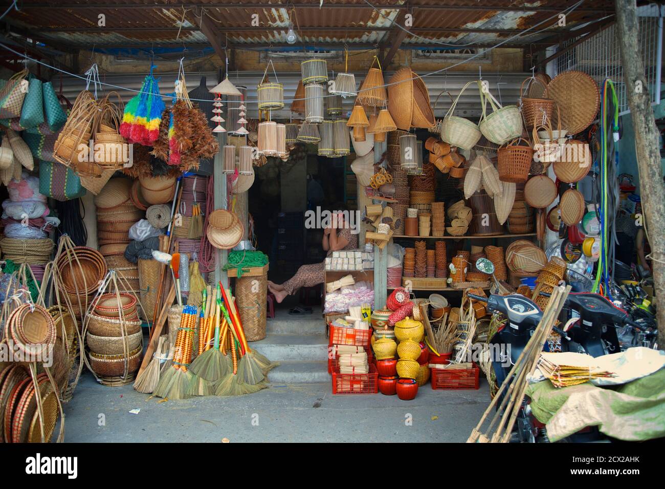 Negozio vietnamita che vende basketware. Quartiere Vecchio di Hanoi, Vietnam Foto Stock